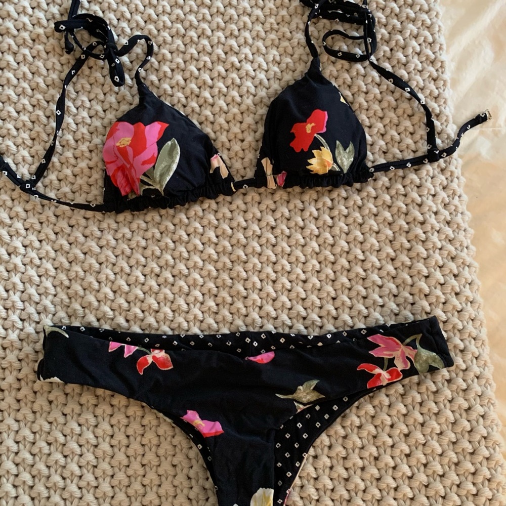 Billabong bikini size small